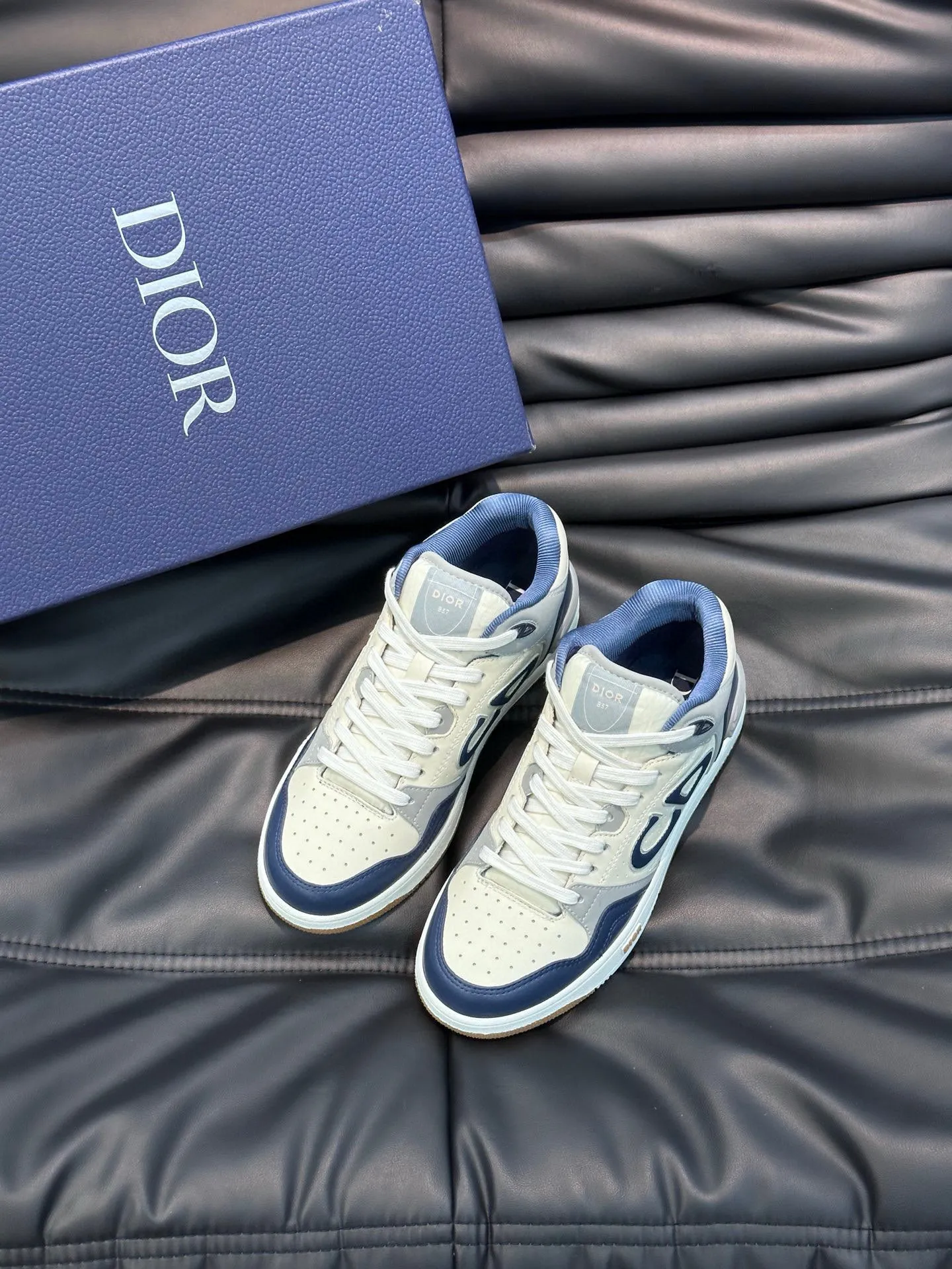 Ex-factory price: 440💰DIOB57 mid-top sneakers are shipped. This B57 mid-top sneaker is a new product in the 2024 spring men's wear series. It reinterprets the basketball shoe design and has become a classic item of Dior. Mid-top lace-up style crafted from color-blocked cow leather with contrasting suede and a CD logo displayed on the side. The tongue is decorated with the Dior B57 logo, and various distinctive details enhance the style. The CD logo eyelet details, upper stitching and rubber panels highlight the dynamic charm of its sports style. With two-color rubber sole, mesh fabric lining and cotton lining for foot padding, the upper foot is comfortable and breathable. Can be paired with a variety of clothing to create a sophisticated look. Code 38-44, (45 can be customized)